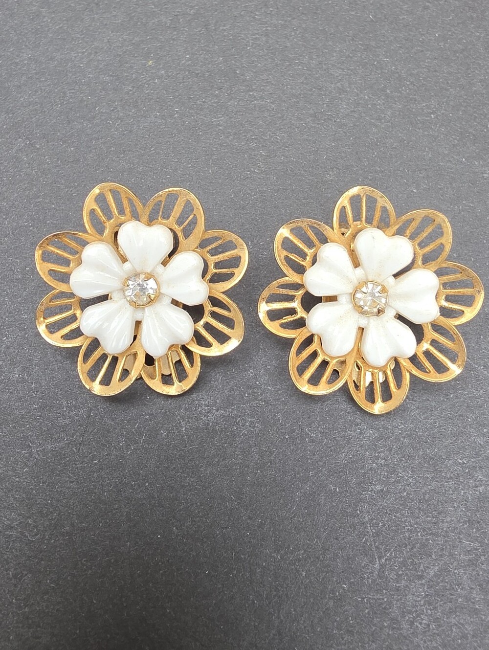 Vintage Unsigned White Thermoset Rhinestone Flower Clip Earring